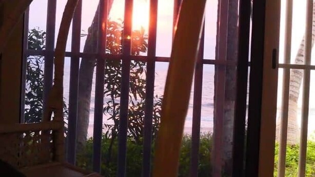 A room with a window, a bed, and a chair. - Studio Océan - Vue sur Mer/Pied dans l'eau (Libreville)