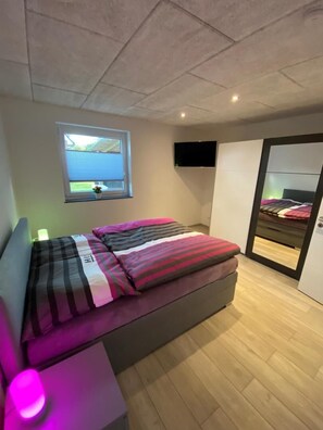 2 室のベッドルーム、WiFi (無料)、ベッドシーツ、車椅子でアクセスできる設備