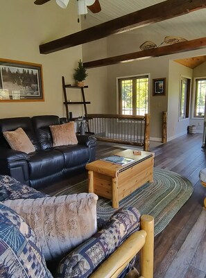 Smart TV, fireplace, books - Troullier's River House

 (White Lake)