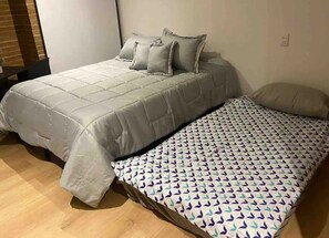1 dormitorio, tabla de planchar con plancha, wifi y ropa de cama