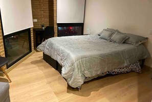 1 dormitorio, tabla de planchar con plancha, wifi y ropa de cama