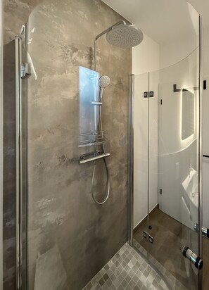 Dusj, hårføner, håndklær og såpe