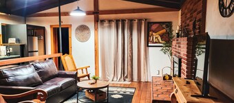 Family friendly desert cabin with mountain views, pool table and indoor chimney.