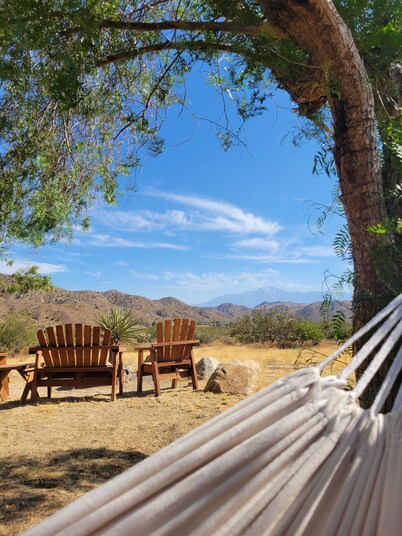 Family friendly desert cabin with mountain views, pool table and indoor chimney.