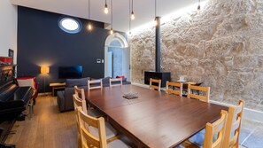 Dining - Music Shell by LovelyStay (Porto)