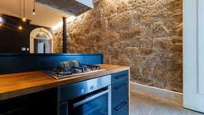 Fridge, microwave, oven, stovetop - Music Shell by LovelyStay (Porto)