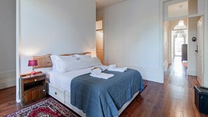 4 bedrooms, iron/ironing board, free WiFi, bed sheets - Music Shell by LovelyStay (Porto)