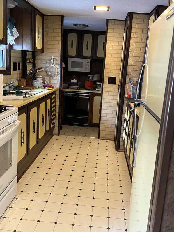 Private kitchen - Nostalgic Home Close to Acadia National Park and Bar Harbor (Hancock)