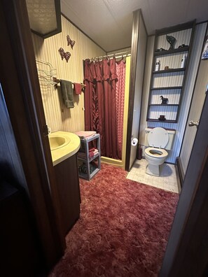 Douche, sĂšche-cheveux, serviettes fournies, papier toilette