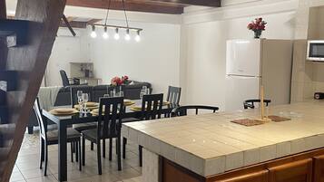 Appartement Confort, plusieurs lits, vue plage, en bord de plage | Cuisine privée | Grand réfrigérateur, micro-ondes, four, machine à expresso