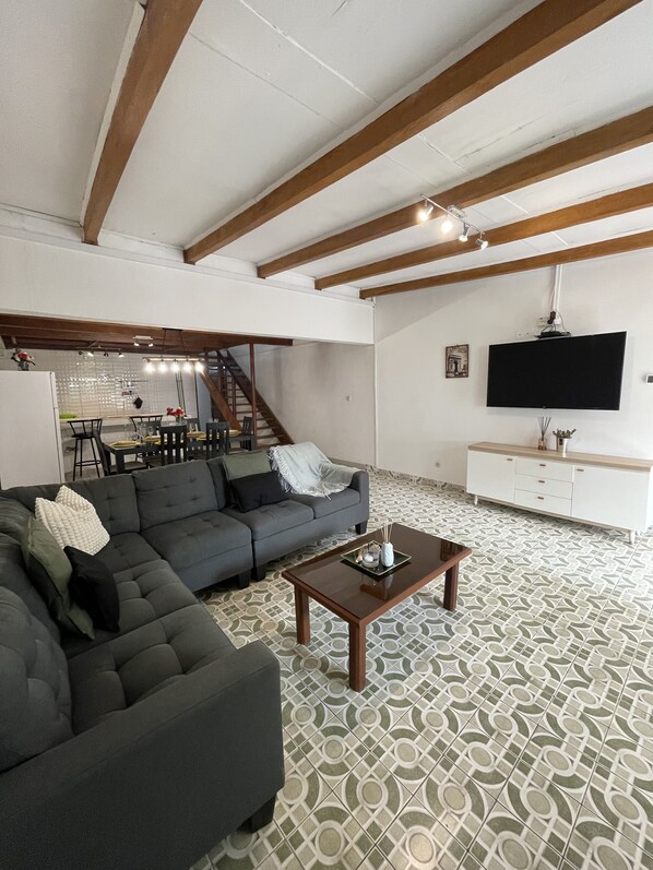 Comfort Apartment, Multiple Beds, Beach View, Beachside | Living area