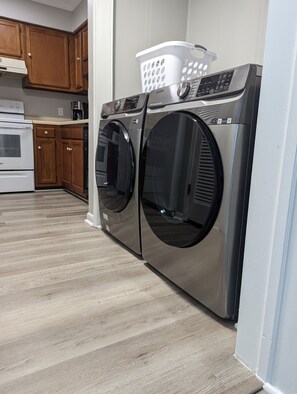 Kjøkkenutstyr og papirhåndklær