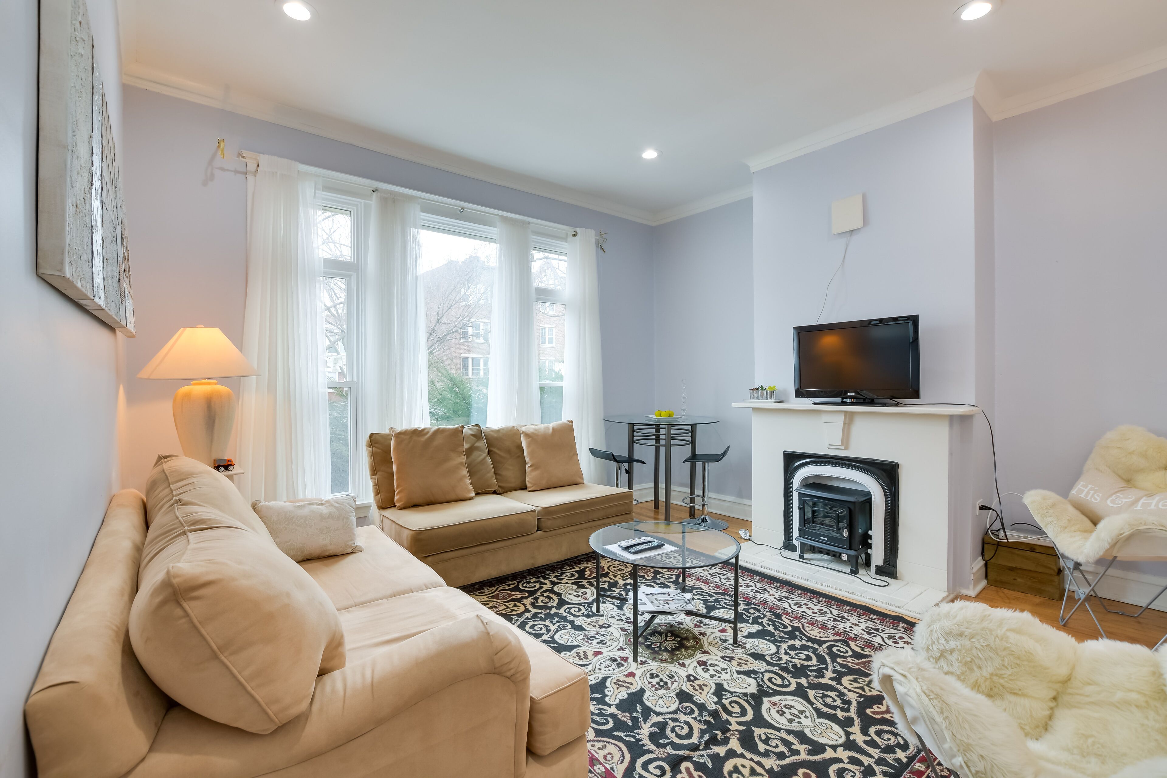 Cozy Oak Park Apartment: Walk to Parks & Dining!