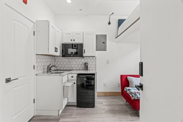 Micro-ondes, plaque de cuisson, lave-vaisselle, cafetière/bouilloire