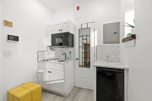 Micro-ondes, plaque de cuisson, lave-vaisselle, cafetière/bouilloire