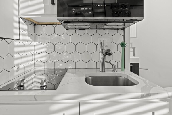 ميكروويف، موقد طهي مسطح، غسالة أطباق، ماكينة لصنع القهوة/الشاي