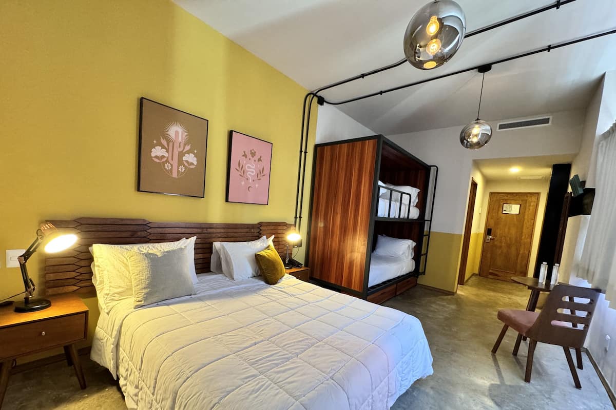 Habitación cuádruple familiar | Ropa de cama de alta calidad y decoración personalizada