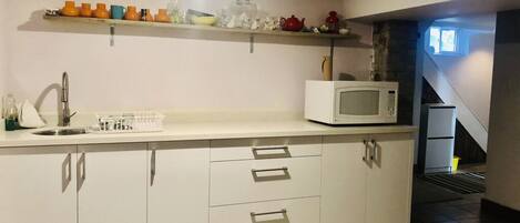 Refrigerador, microondas, horno y cafetera y tetera