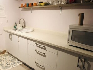 Fridge, microwave, oven, coffee/tea maker - Orange room (Toronto)