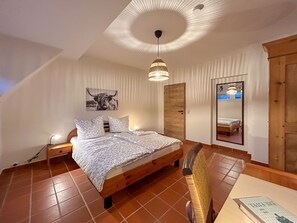 3 Schlafzimmer, Schreibtisch, Bügeleisen/Bügelbrett, Reisekinderbett