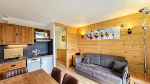Living area - 150m from ski lifts, 4th floor, balcony, tv, ski locker, 25m², Flaine (Flaine)