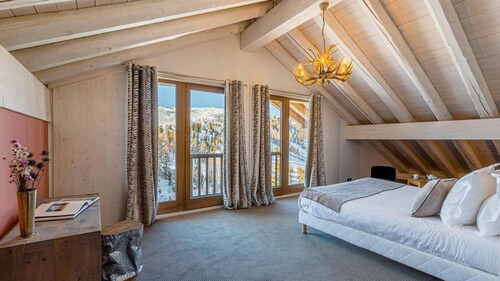 Chalet, 50m from ski slopes, view mountain/street, sauna, terrace, balcony, fireplace or stove, tv