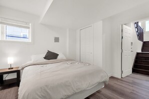 2 bedrooms, desk, iron/ironing board, WiFi - Modern 2BR Duplex 3.0 GBPS internet with Parking (Kitchener)