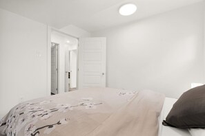 2 habitaciones, escritorio, tabla de planchar con plancha y wifi
