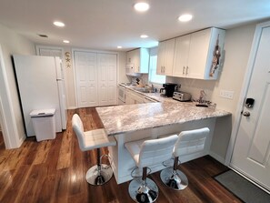 Kylskåp, mikrovågsugn, ugn och spishäll