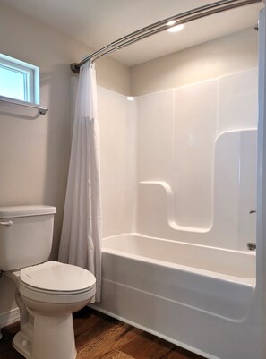 SĂšche-cheveux, serviettes fournies, papier toilette