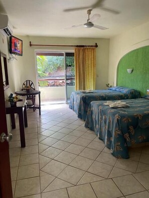 Espacio para trabajar con laptop, wifi gratis y ropa de cama 