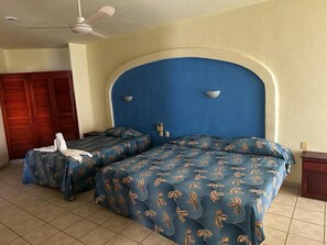 Espacio para trabajar con laptop, wifi gratis y ropa de cama 