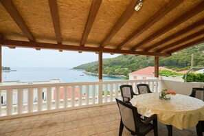 Outdoor dining - Apartment in Saplunara with Seaview, Terrace, Air condition, WIFI (5197-5) (Saplunara)