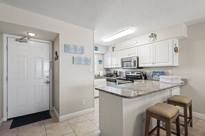 Fridge, microwave, oven, stovetop - Family friendly top floor unit with beautiful gulf and beach views Orange Beach (Orange Beach)