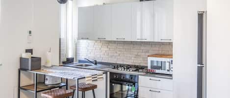 Kühlschrank, Mikrowelle, Ofen, Herdplatte