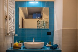 Sèche-cheveux, serviettes fournies