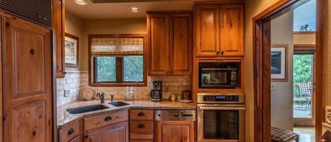 Een koelkast, een magnetron, een oven, een kookplaat