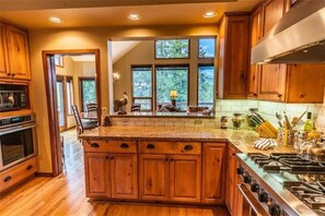 Fridge, microwave, oven, stovetop - 4Br in the heart of Breck with stunning views (Breckenridge)