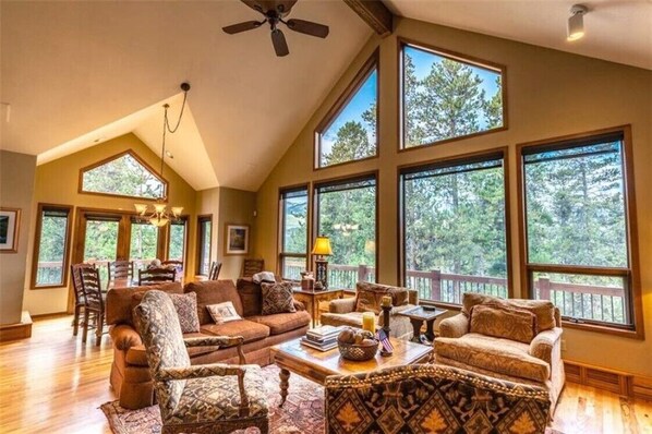 Smart TV, fireplace, DVD player, books - 4Br in the heart of Breck with stunning views (Breckenridge)