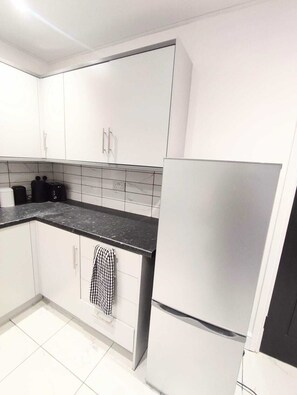 Een koelkast, een magnetron, een oven, een kookplaat