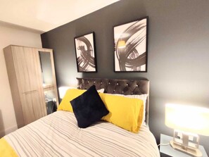 4 slaapkamers, een kluis op de kamer, een bureau