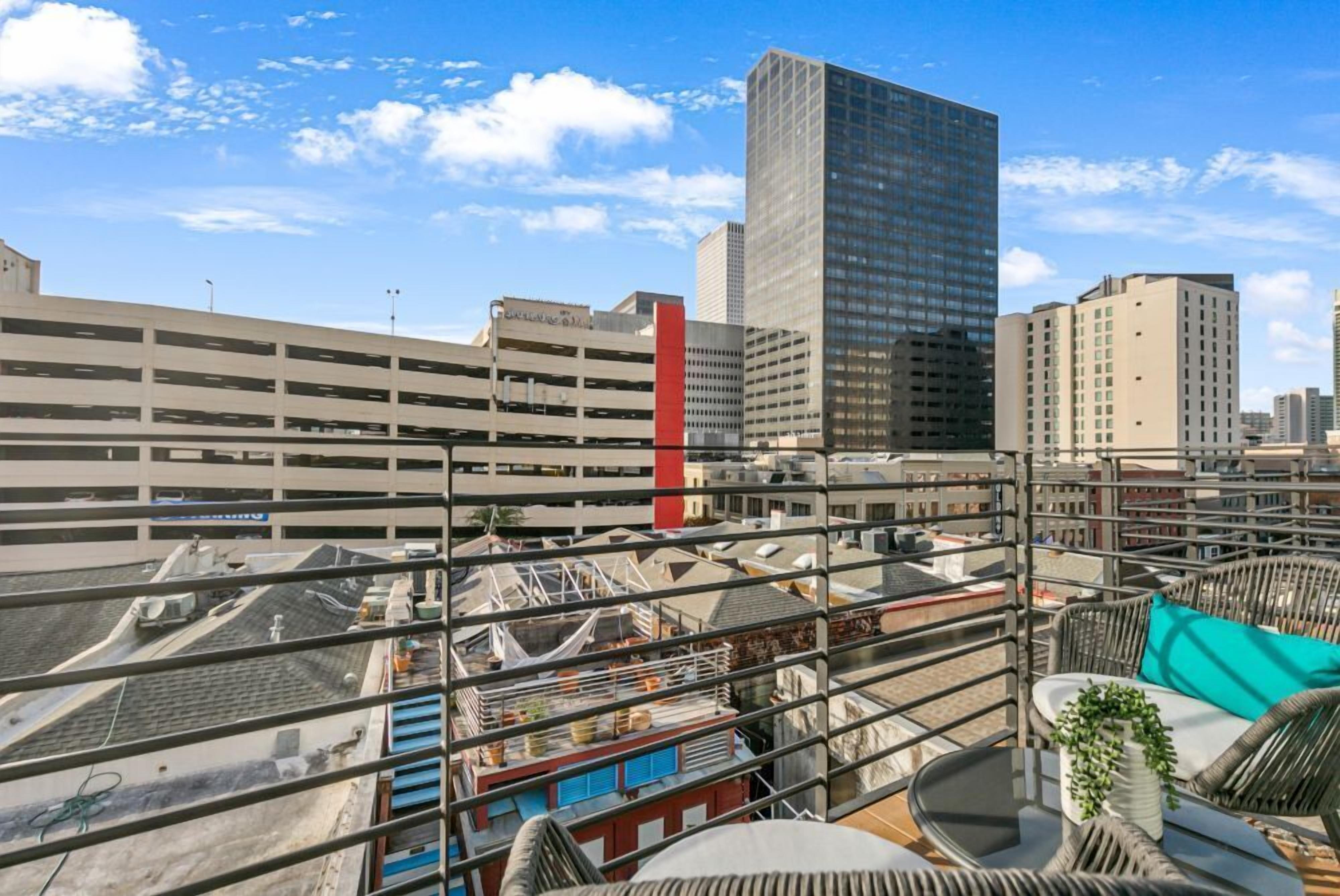 Un edificio de gran altura con diseño moderno, que destaca por su fachada de vidrio y un elemento vertical rojo.