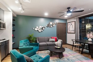 TV - NOLA Elegance: 4BR Pelican's Sanctuary (New Orleans)