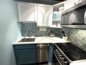 Frigorífico, microondas, horno y placa de cocina