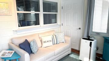 Smart-tv, een dvd-speler, boeken en een filmbibliotheek