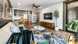 Un salon moderne avec un canapé, une table basse et un coin repas.