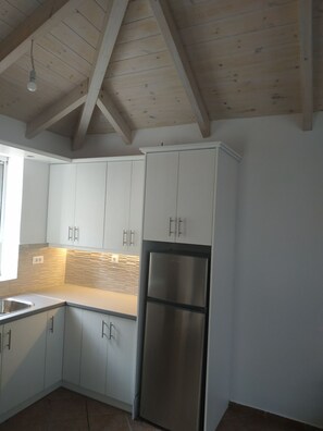 Kühlschrank, Ofen, Herdplatte, Wasserkocher mit Kaffee-/Teezubehör