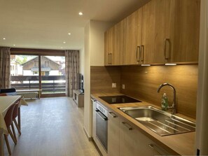 Kühlschrank, Mikrowelle, Ofen, Geschirrspüler