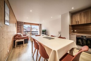 Dining - 200m from ski lifts, 2nd floor, view ski slopes, balcony, parking, tv, ski locker, 57m², Morzine (Morzine)