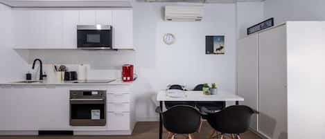 Réfrigérateur, micro-ondes, four, plaque de cuisson